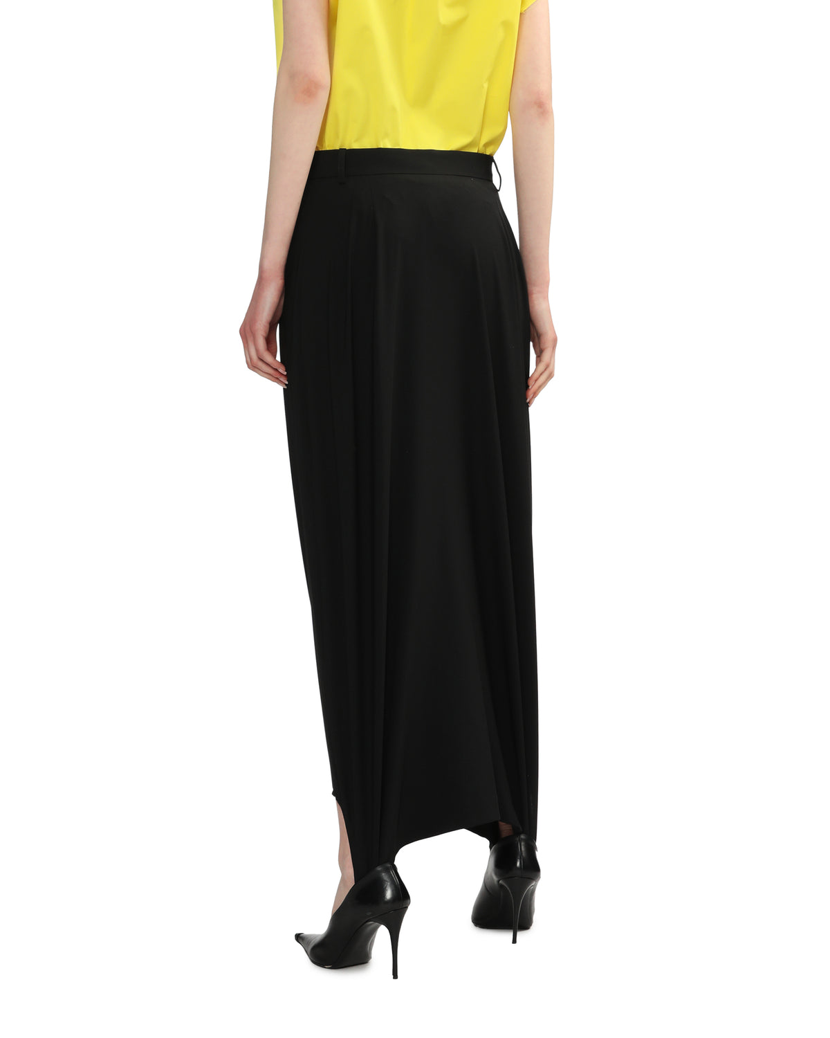 Asymmetric skirt