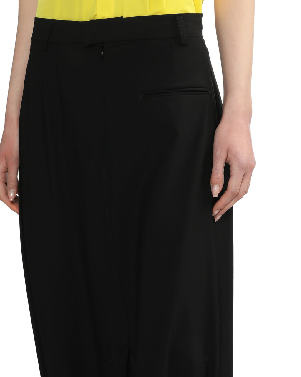 Asymmetric skirt