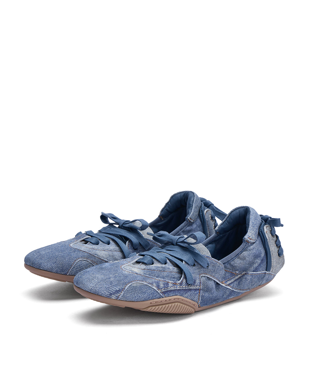 Lace-up leather shoes