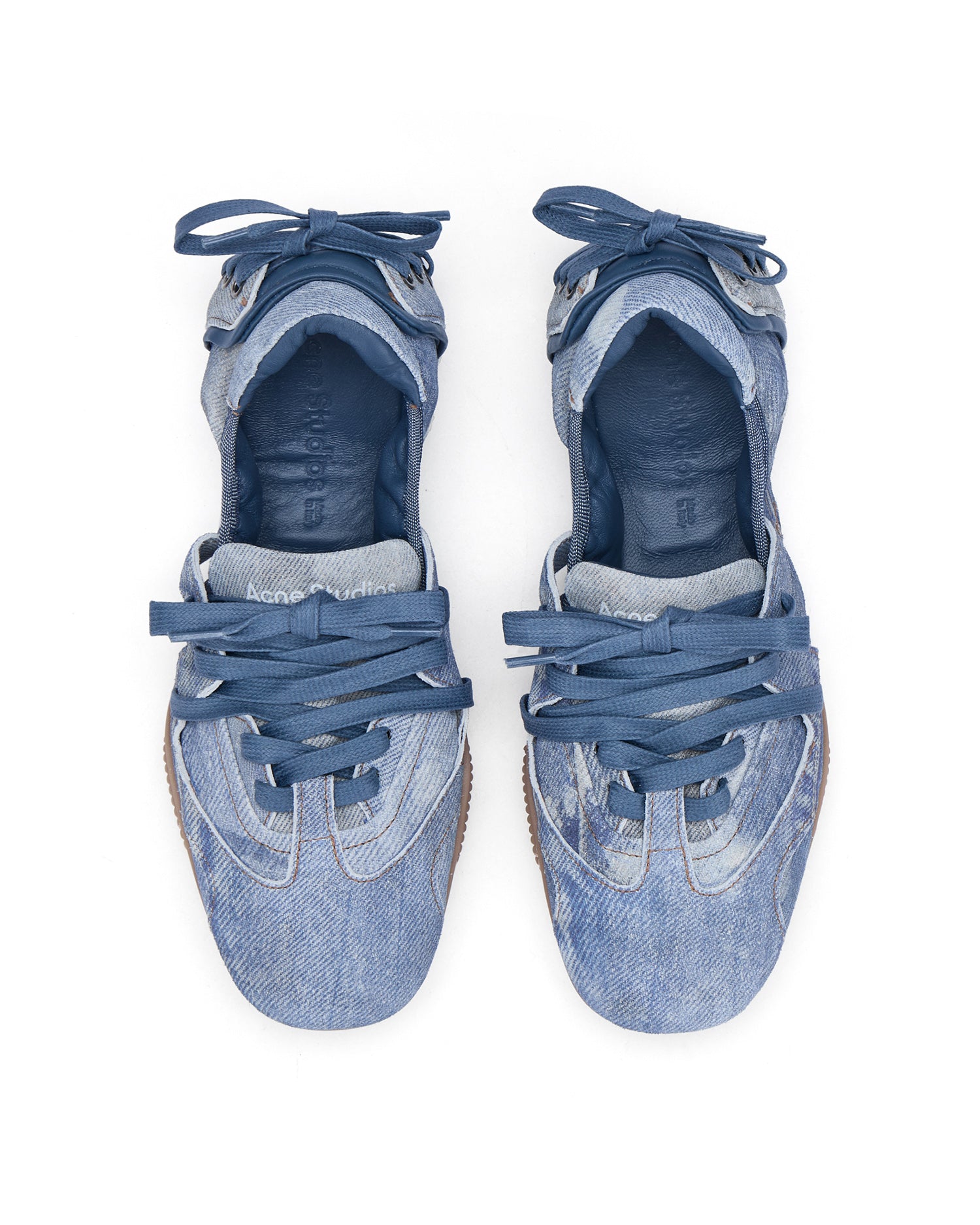 Lace-up leather shoes