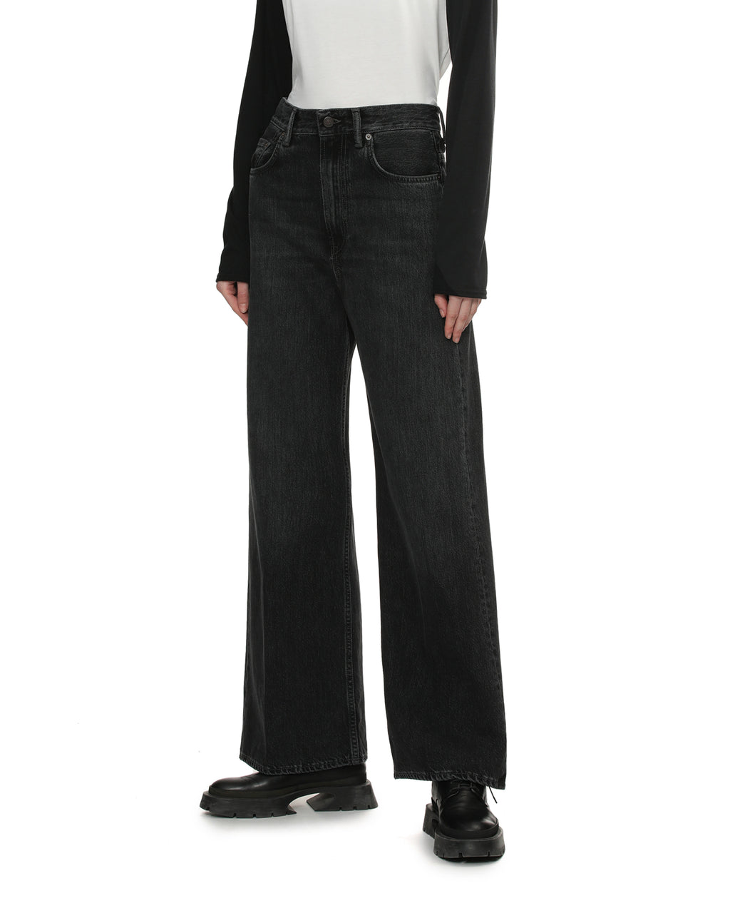 2022F relaxed fit jeans
