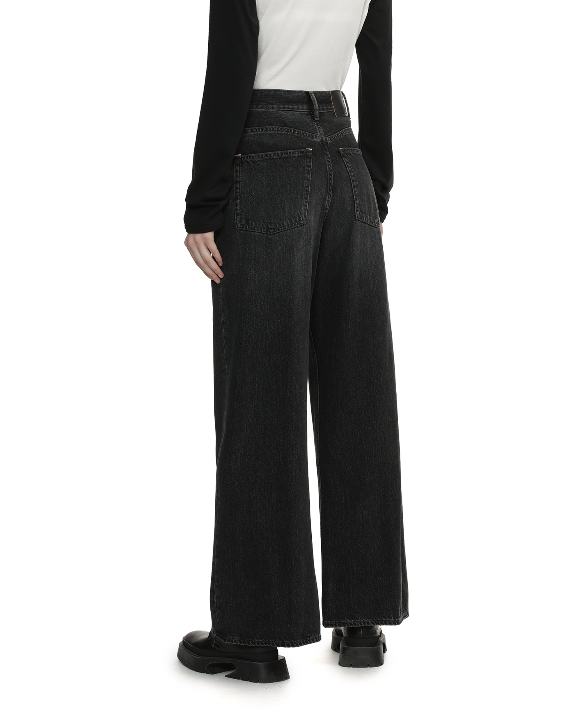 2022F relaxed fit jeans