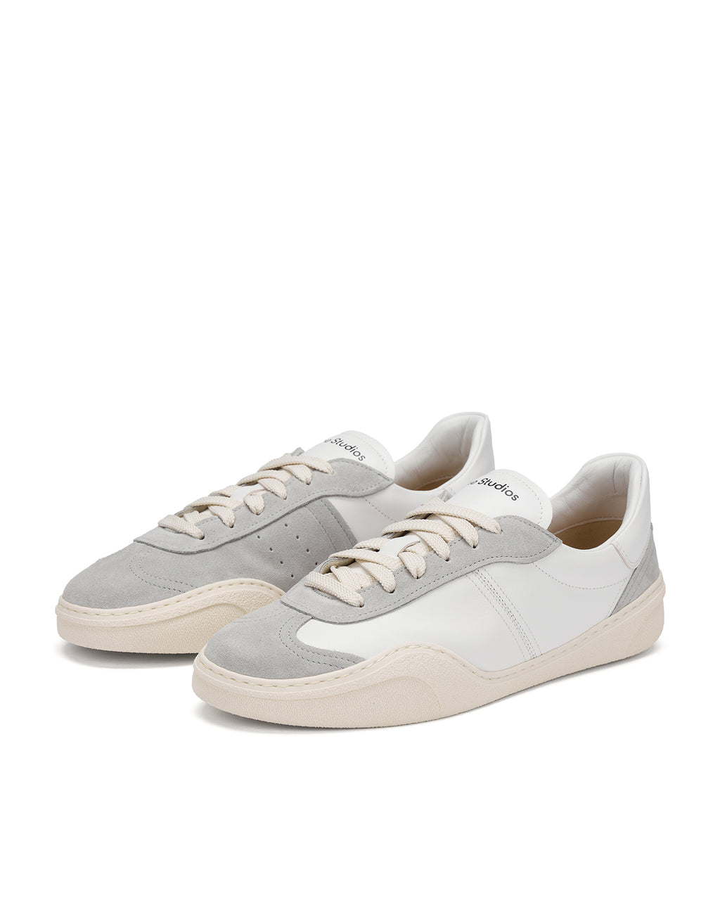 Low-top sneakers