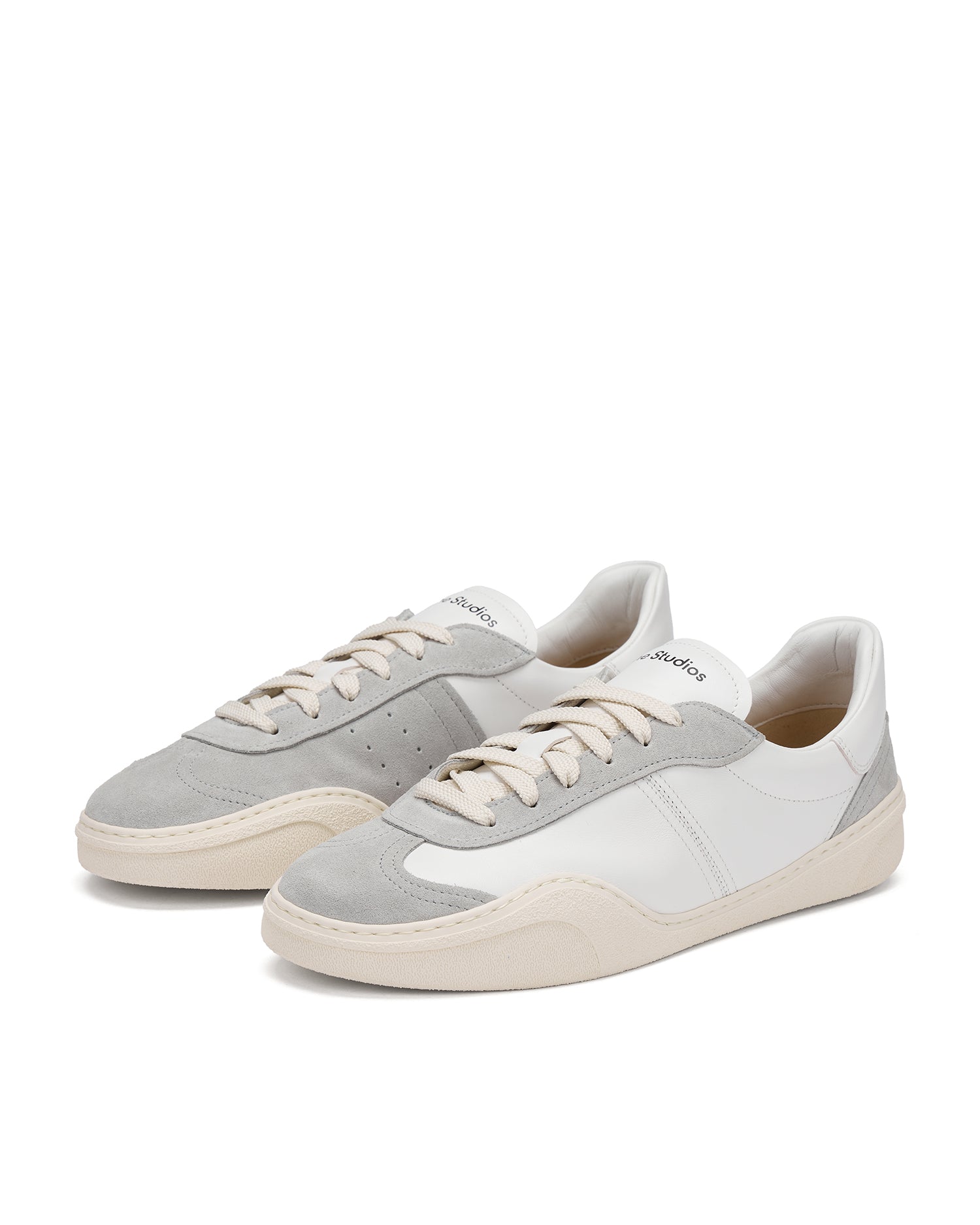 Low-top sneakers