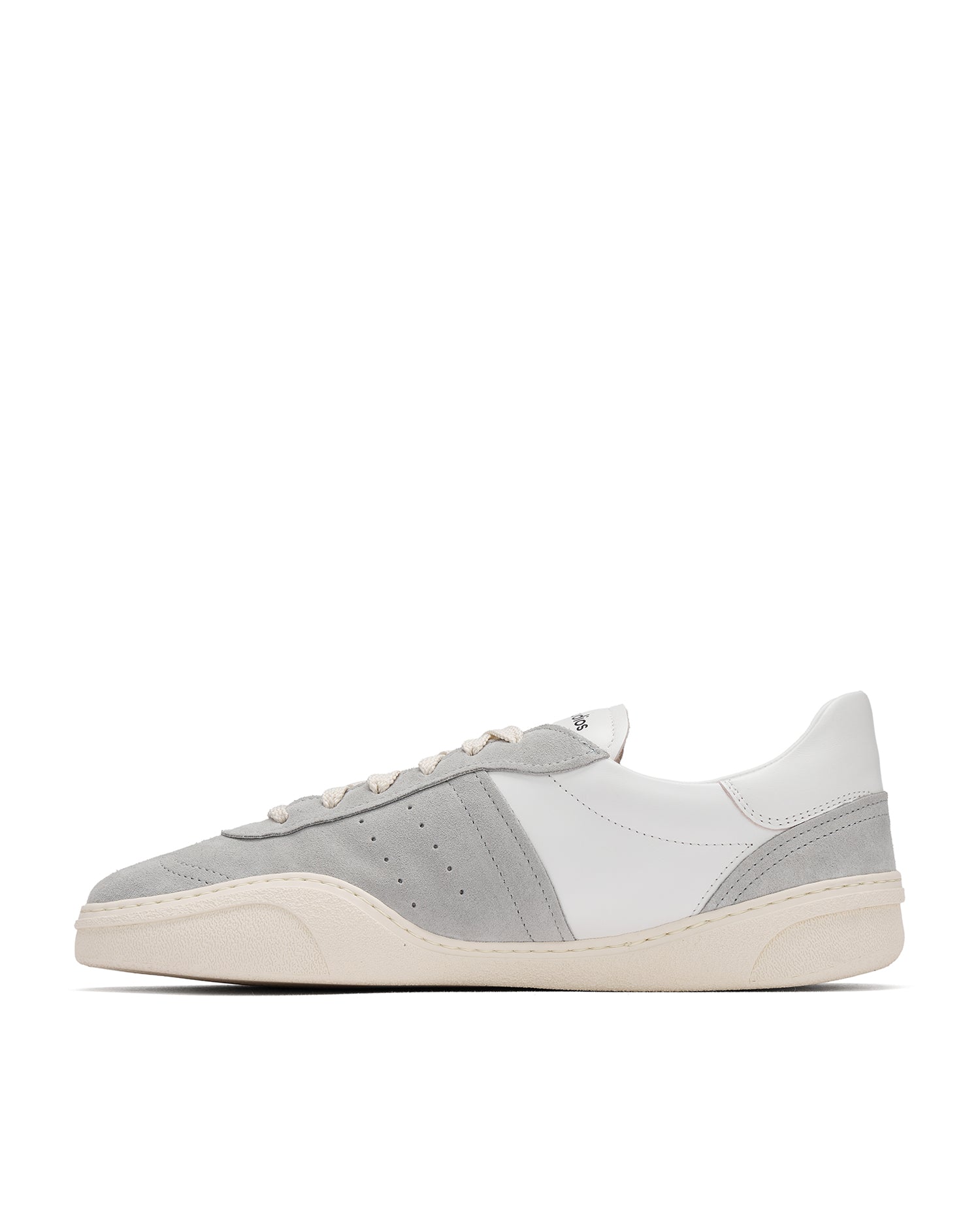 Low-top sneakers