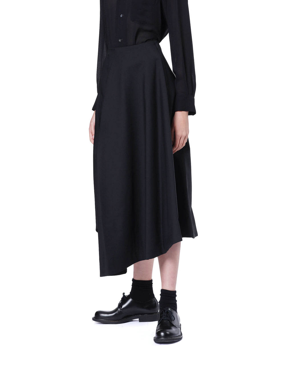 Asymmetric skirt