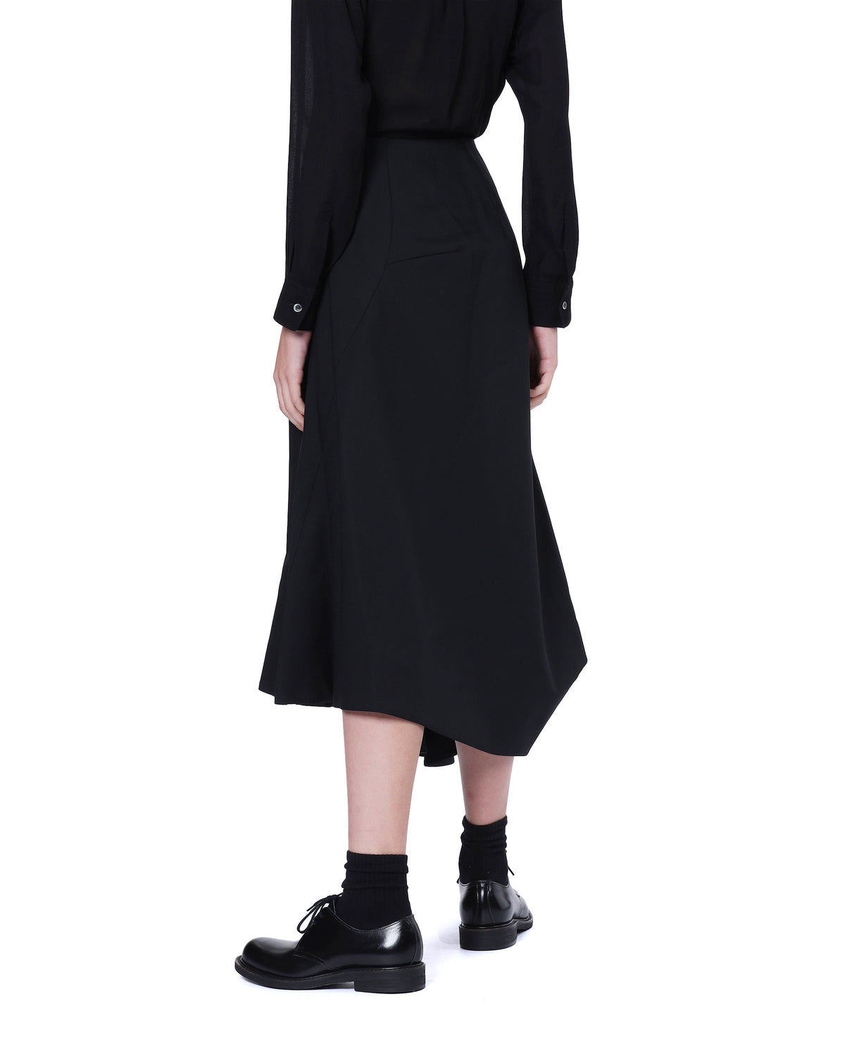 Asymmetric skirt