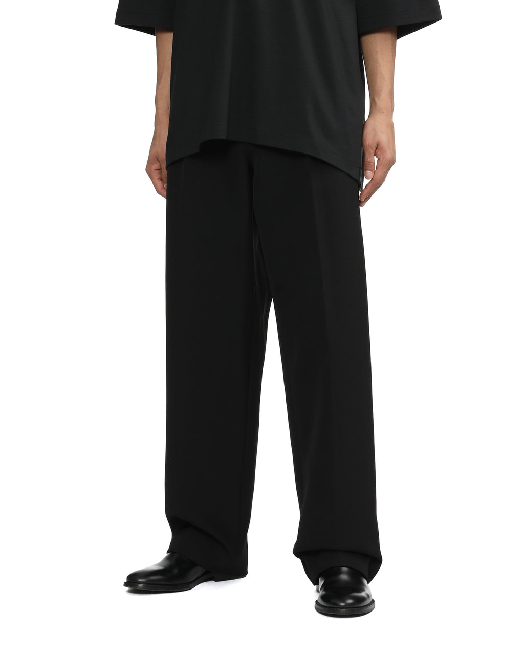 Single-pleat relaxed pants
