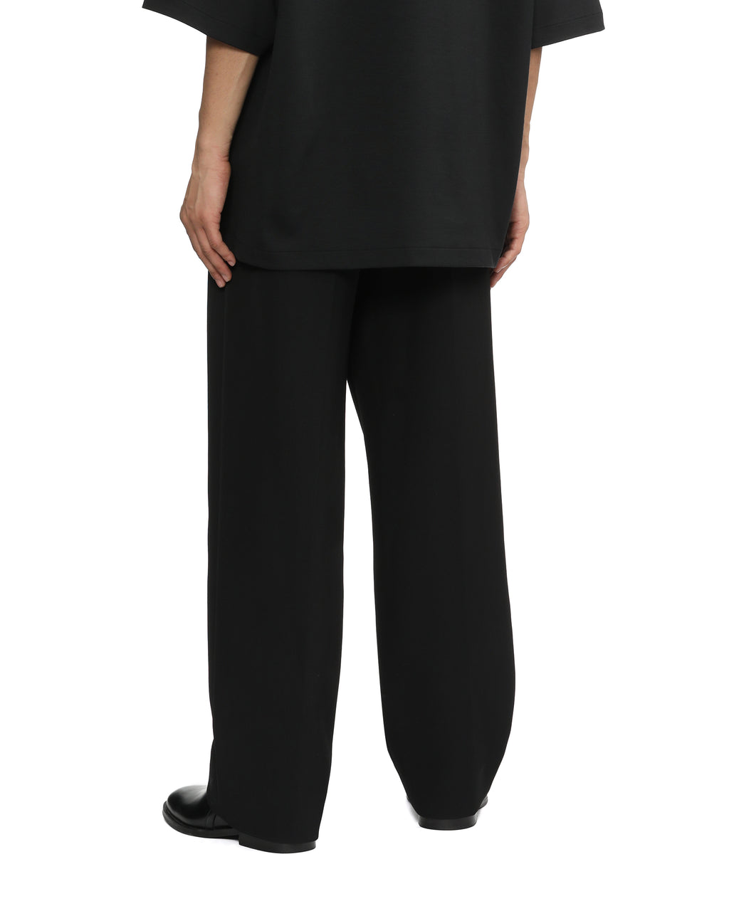 Single-pleat relaxed pants