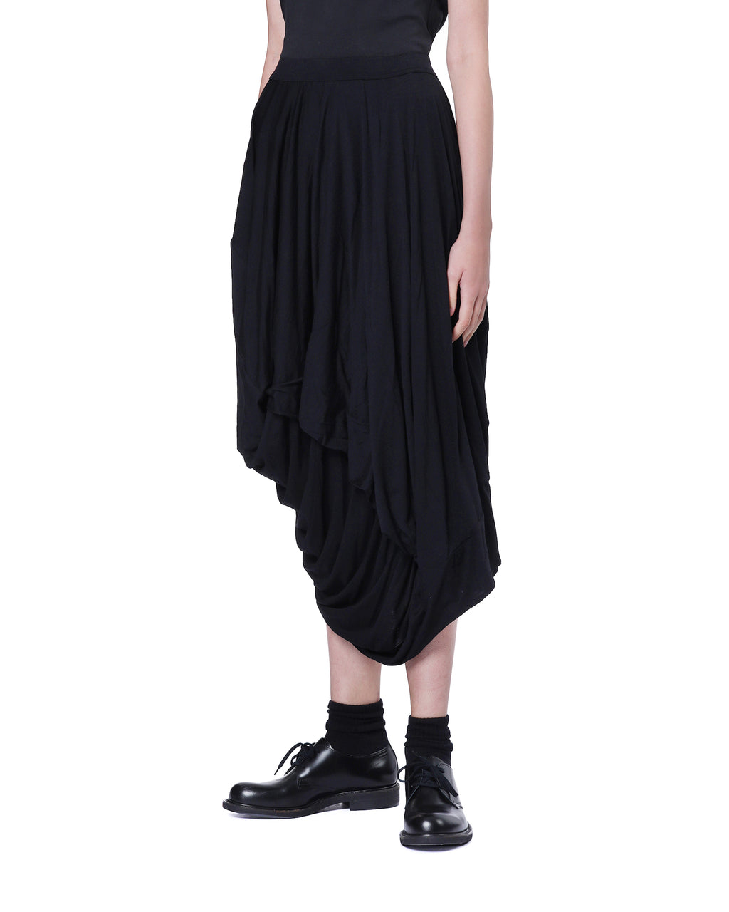 Asymmetric skirt