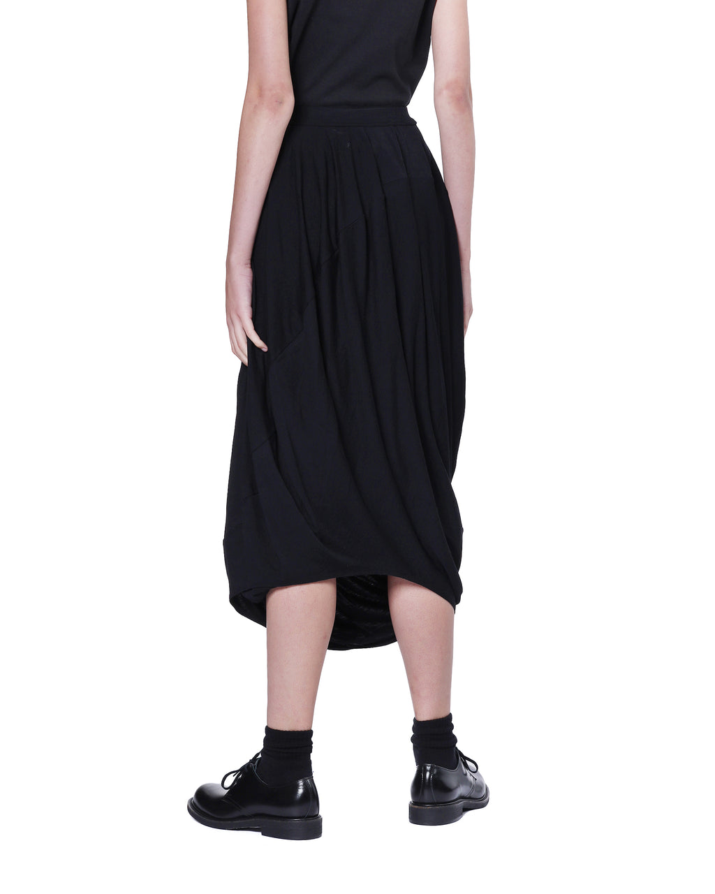 Asymmetric skirt
