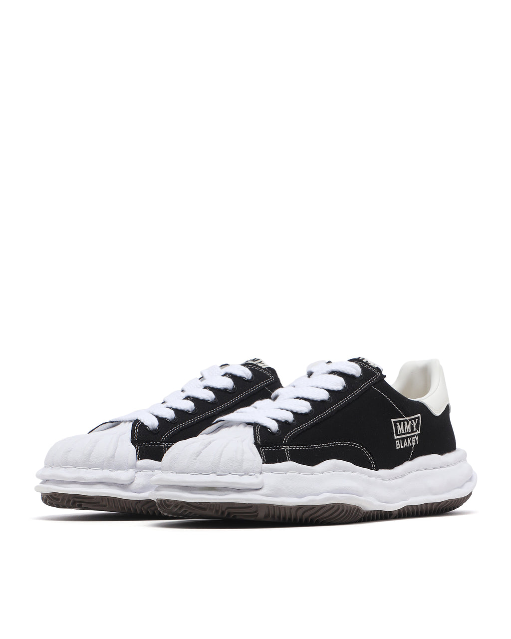 Low-top sneakers