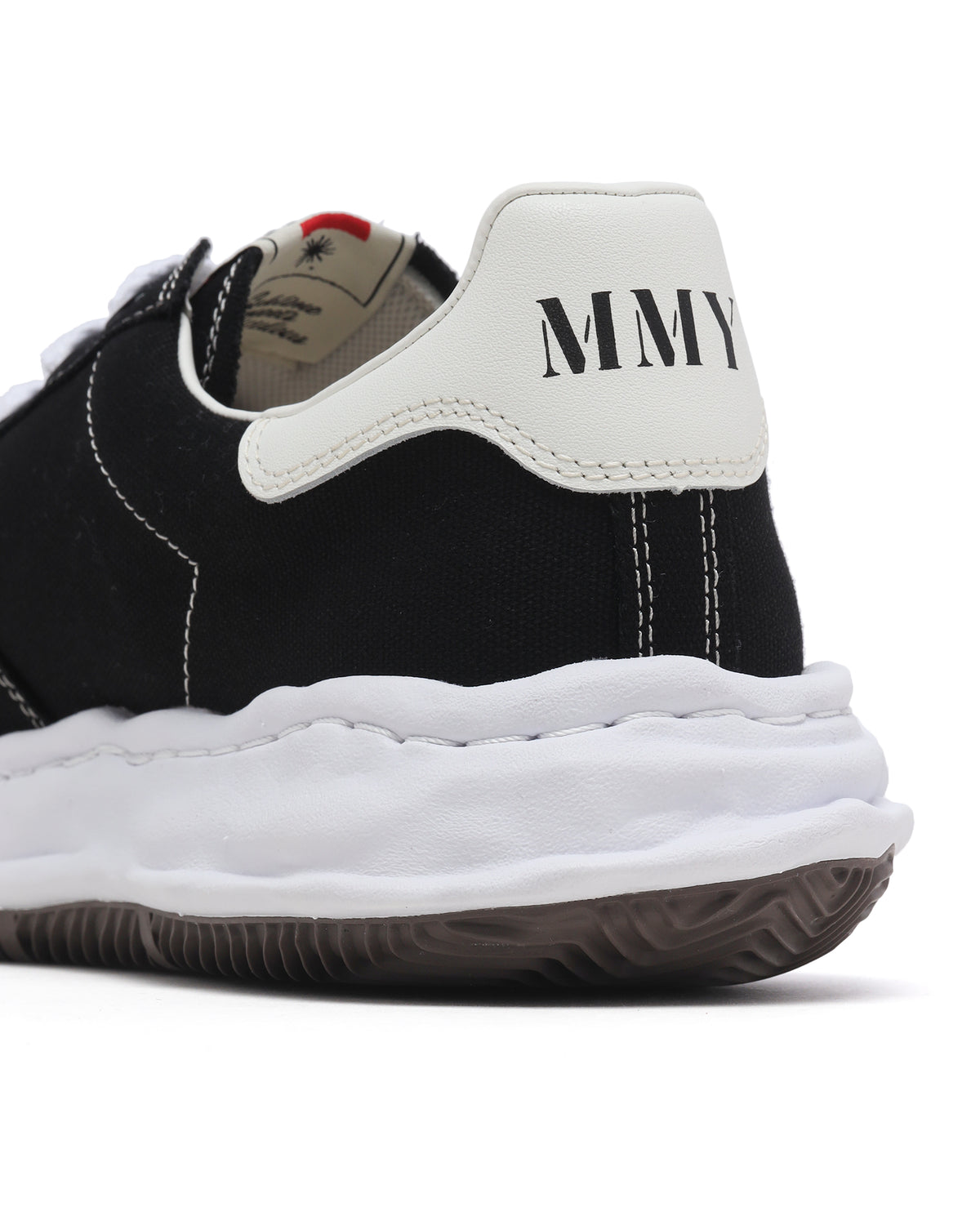 Low-top sneakers