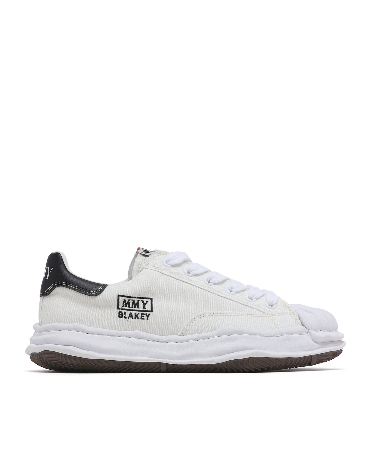 Low-top sneakers
