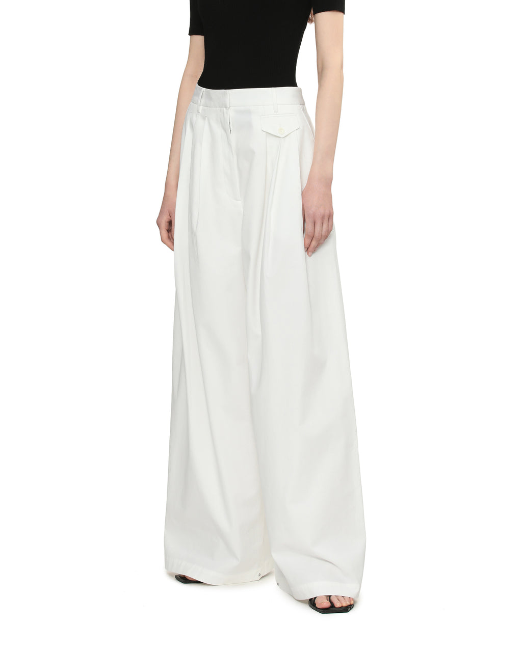 Washed pleated jeans