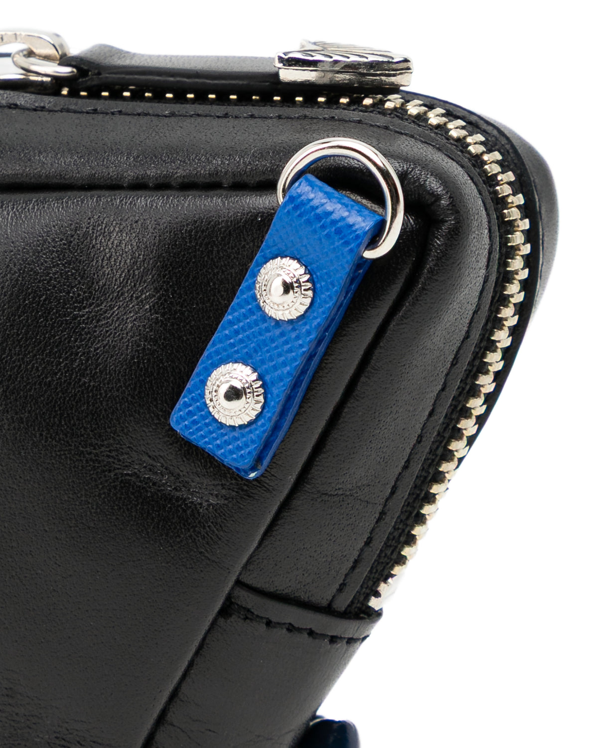 Triangle shoulder pouch