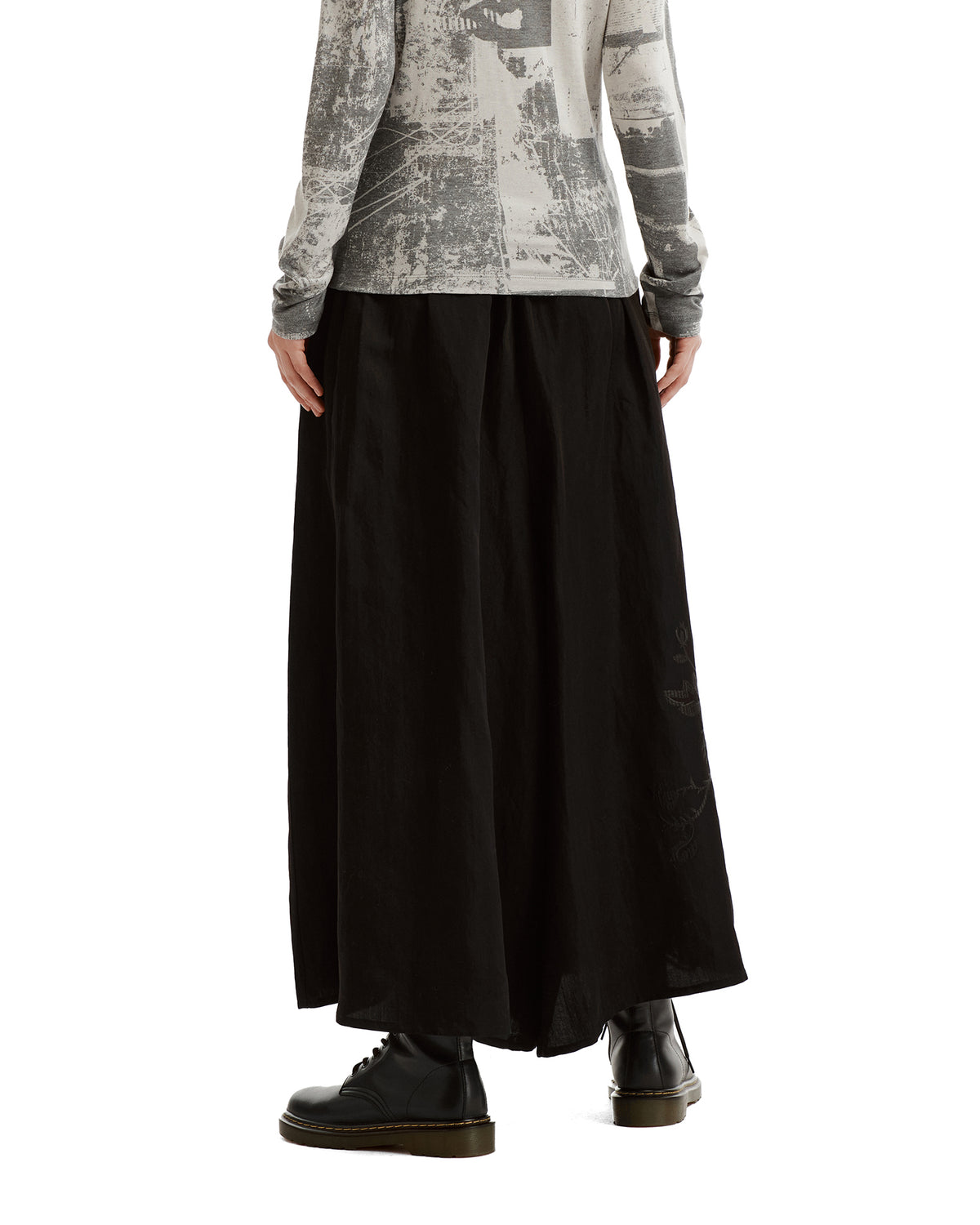 Asymmetric skirt