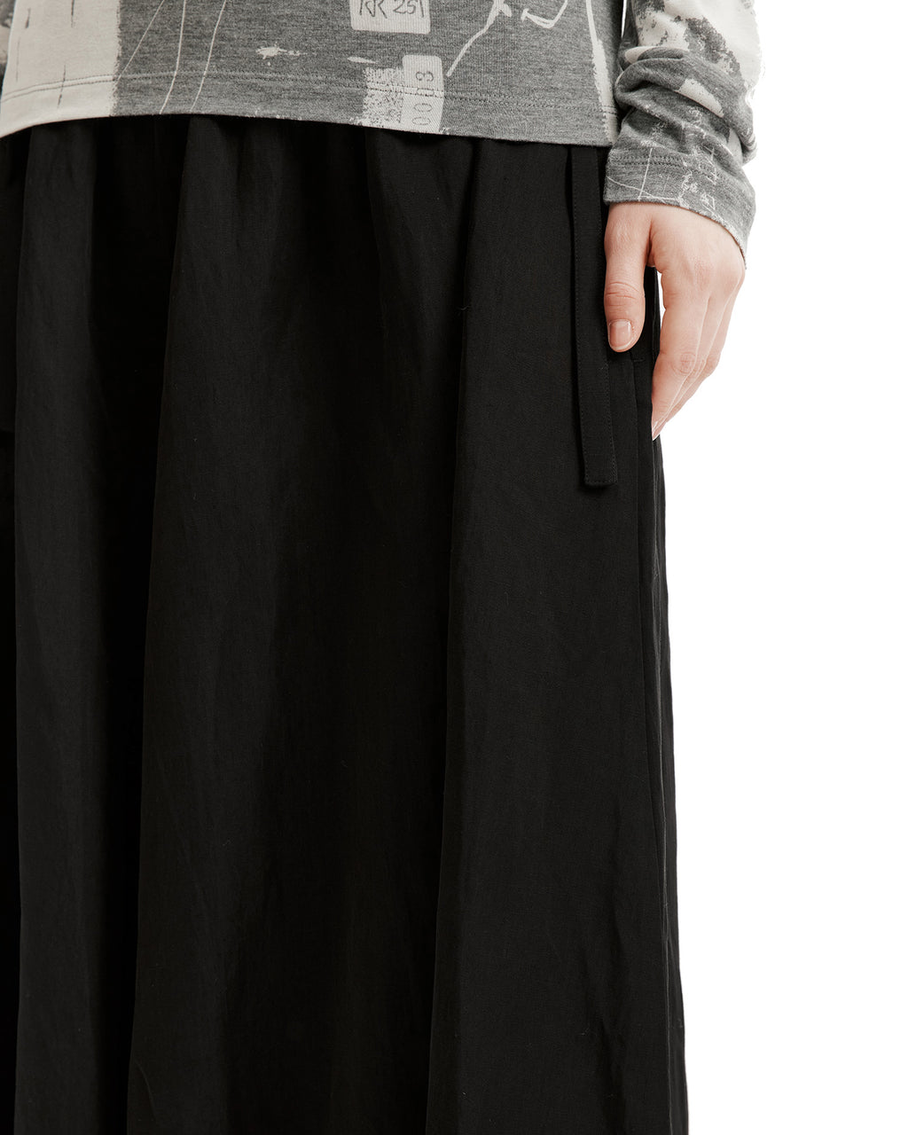 Asymmetric skirt