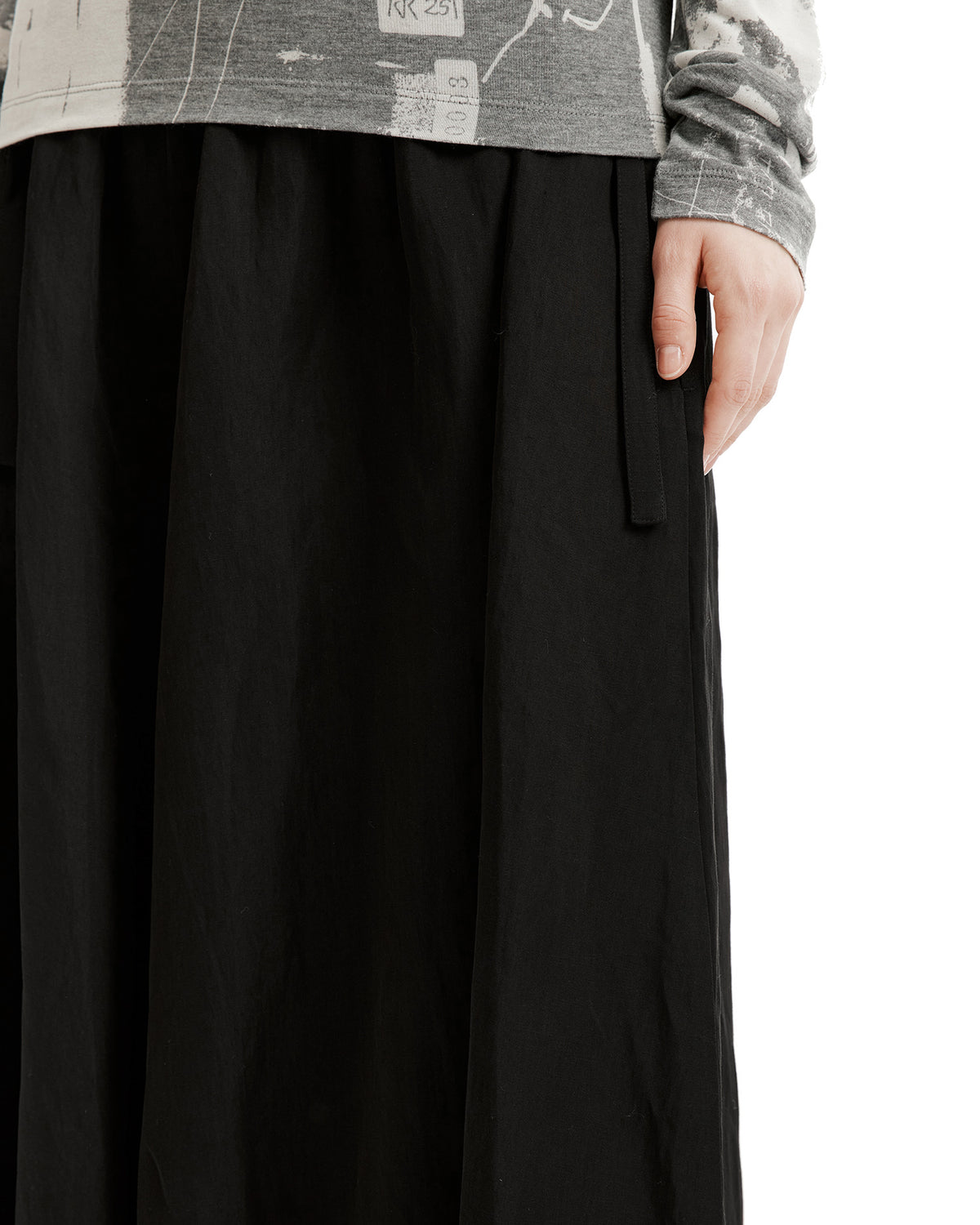 Asymmetric skirt