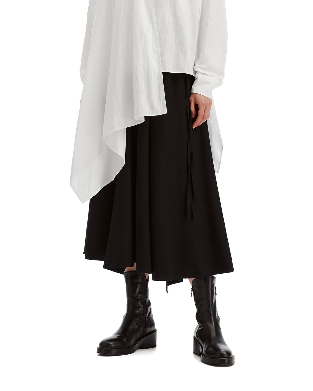 Asymmetric skirt