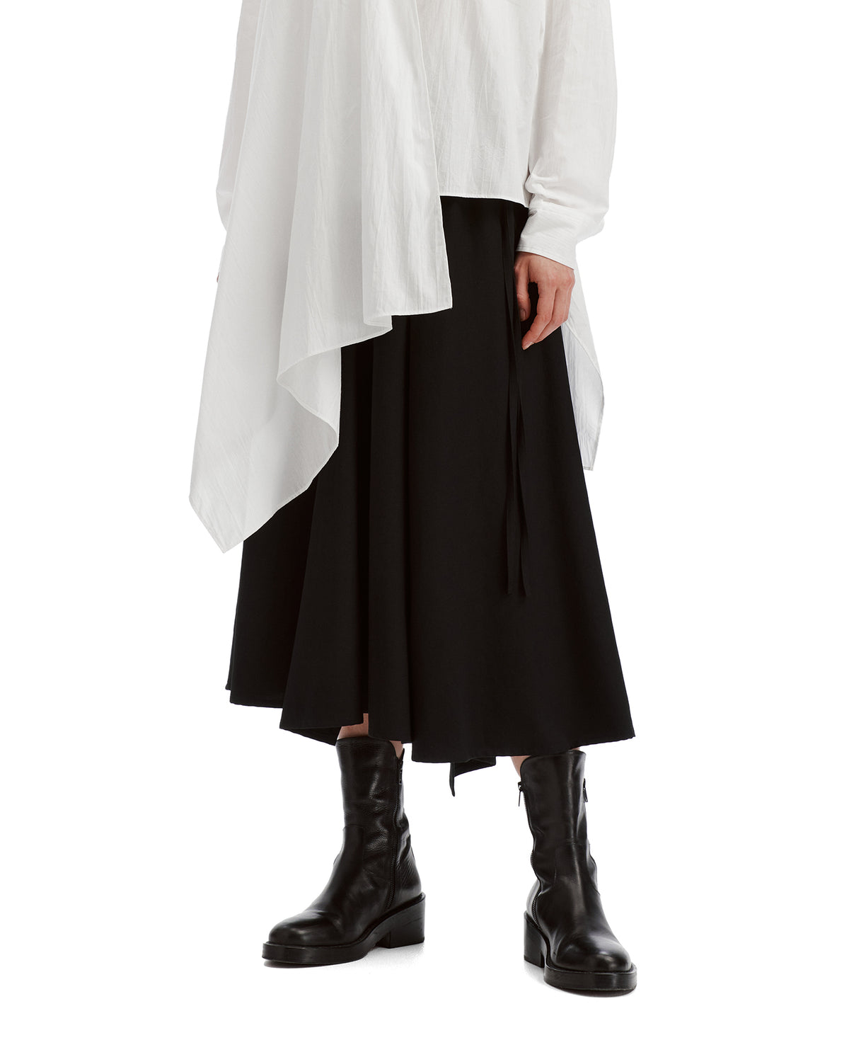 Asymmetric skirt