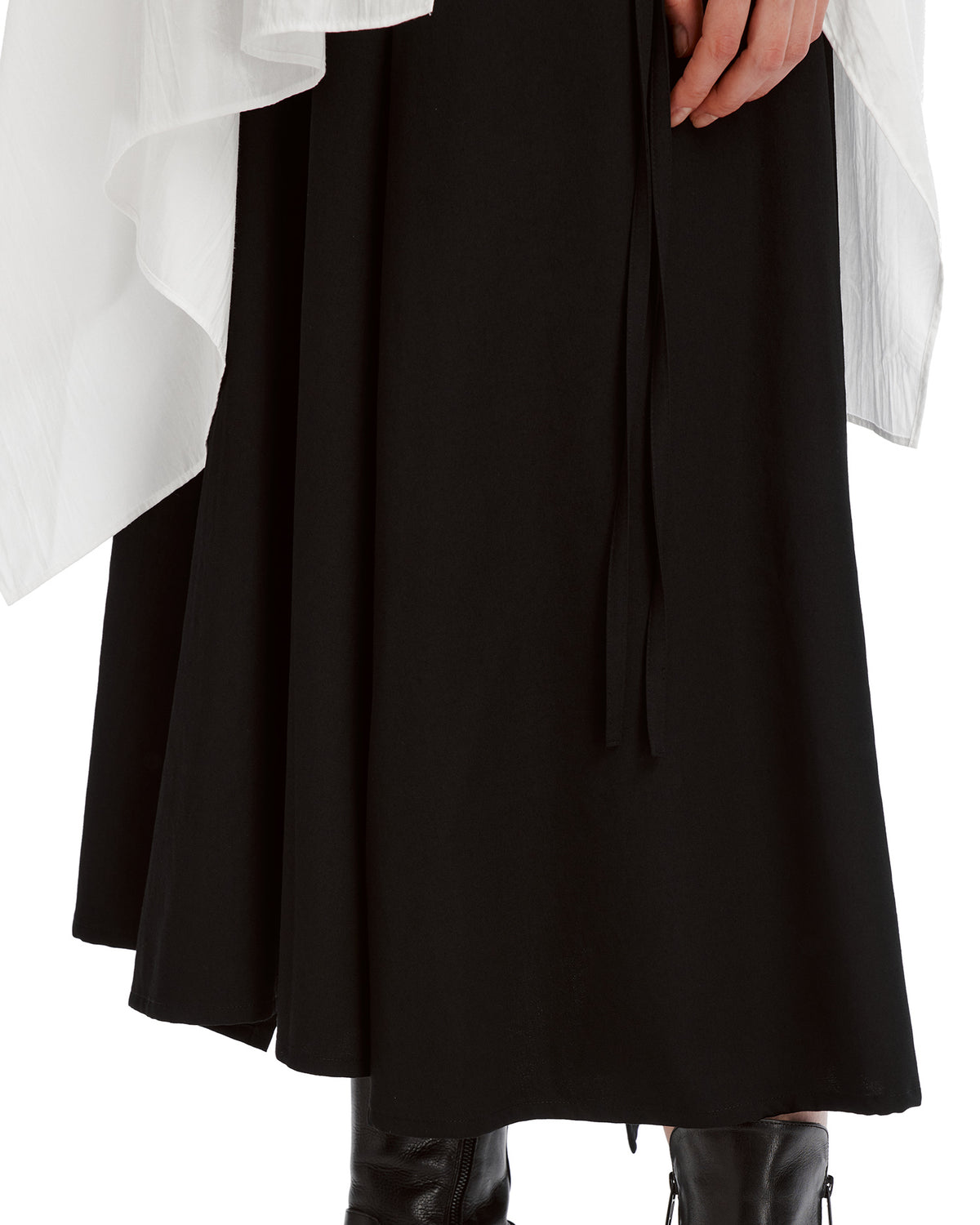 Asymmetric skirt