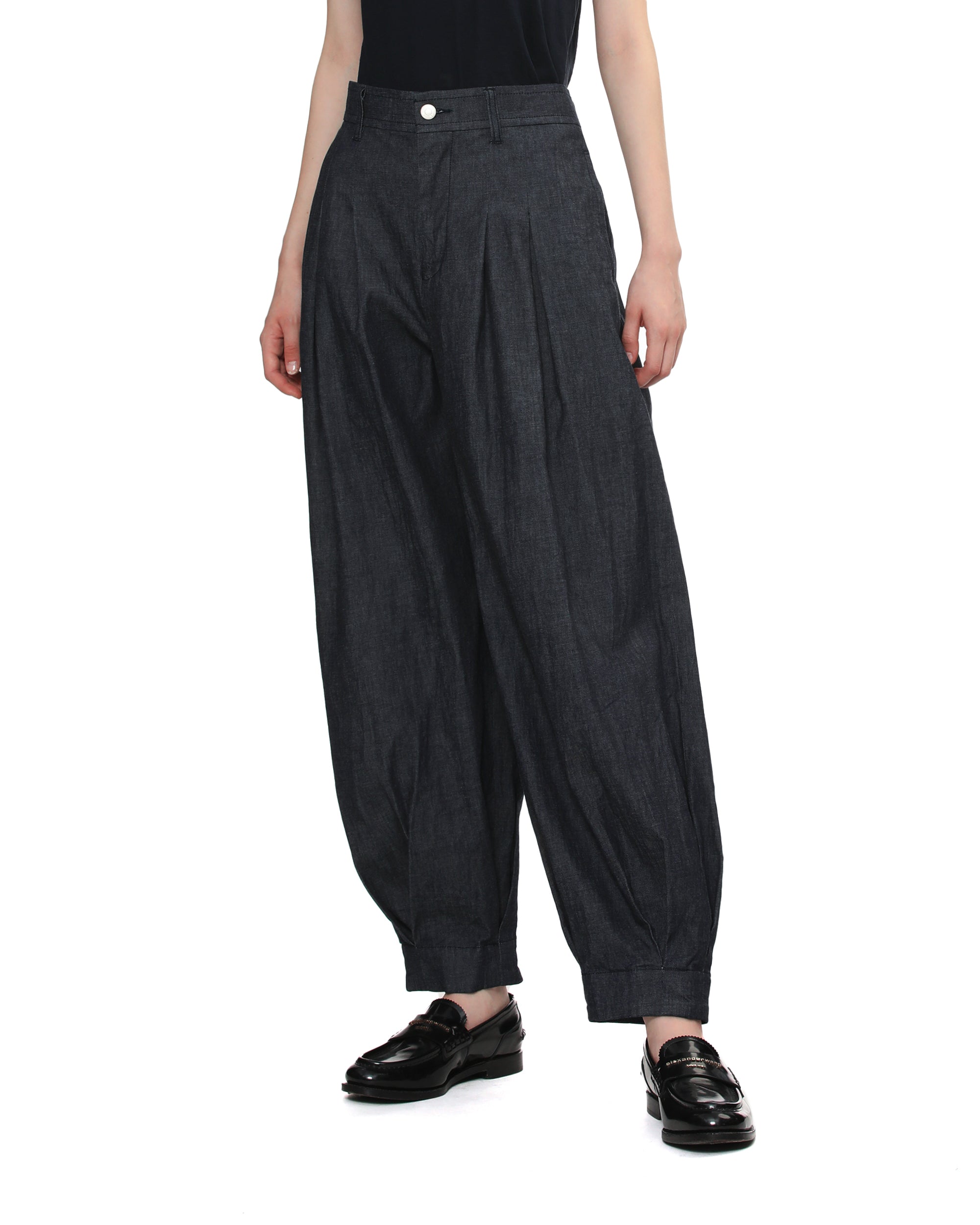 Pleated jeans