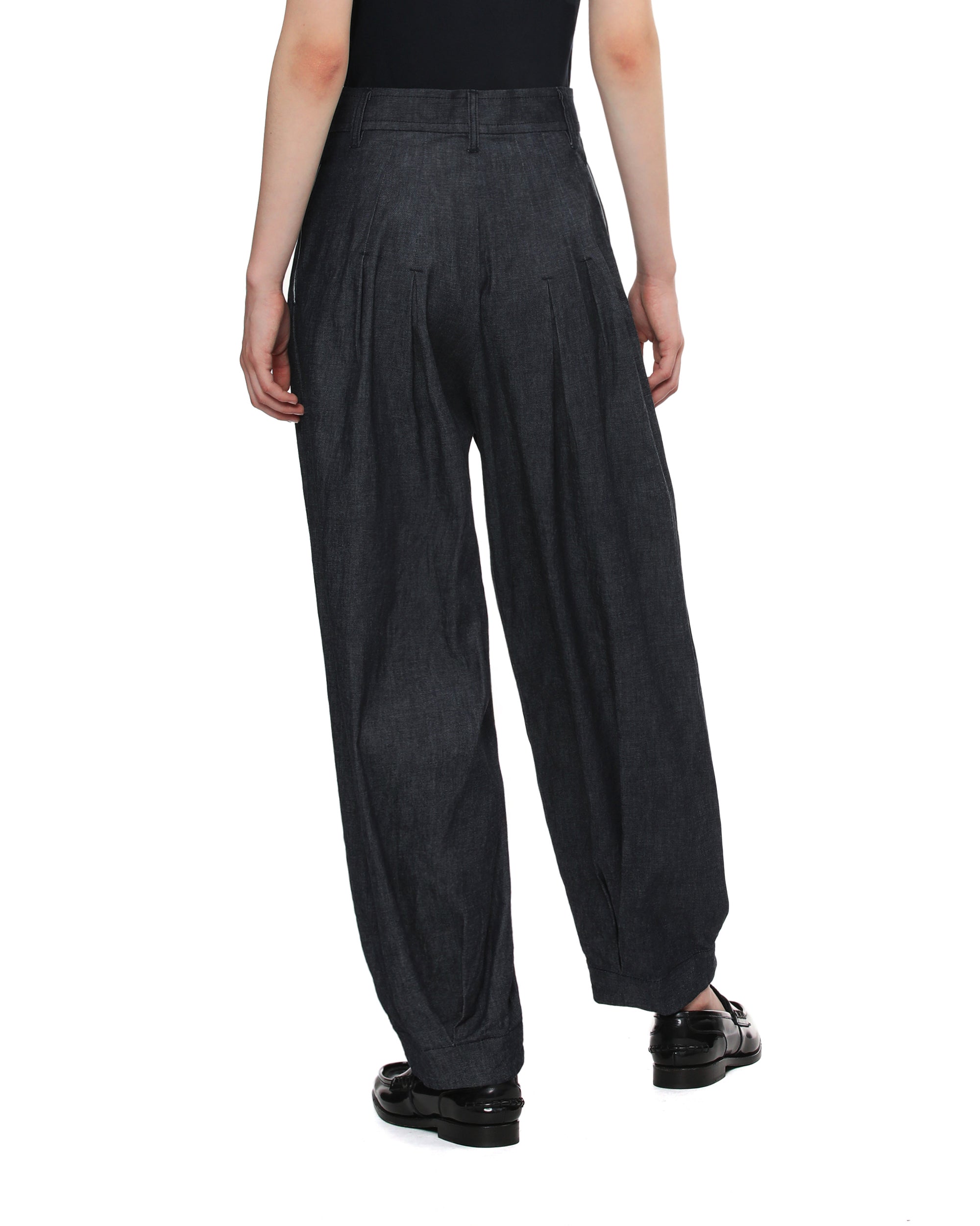 Pleated jeans